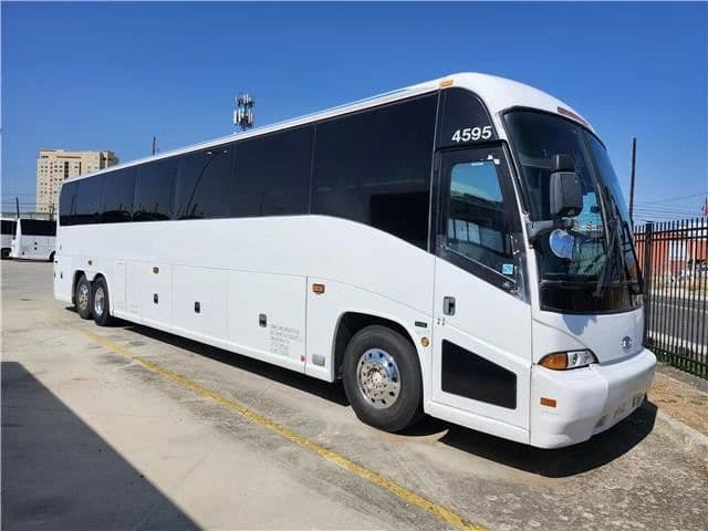 2008 MCI J4500 - Image 2