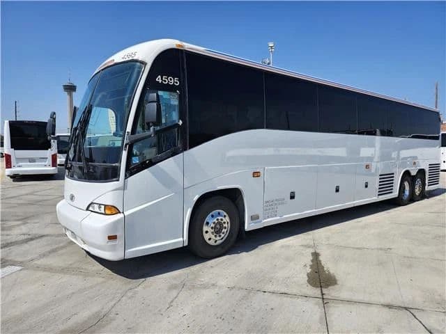 2008 MCI J4500 - Image 3