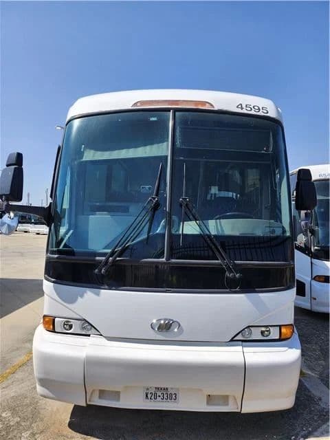 2008 MCI J4500 - Image 4