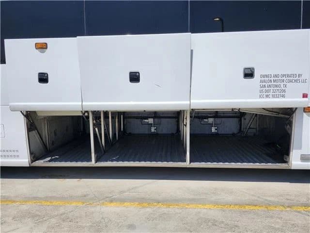 2008 MCI J4500 - Image 6