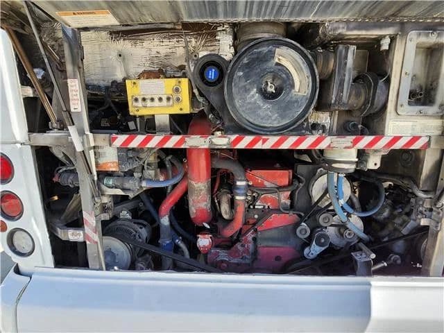 2008 MCI J4500 - Image 7