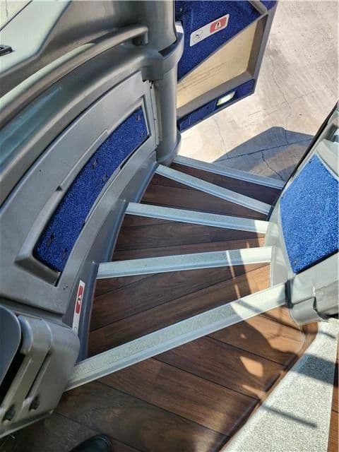 2008 MCI J4500 - Image 8