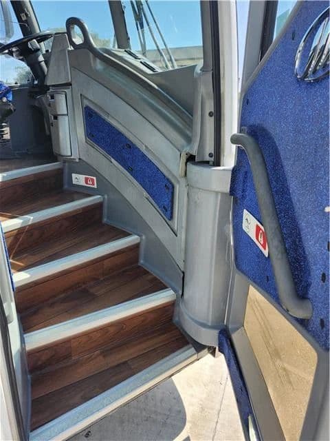 2008 MCI J4500 - Image 9