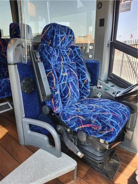 2008 MCI J4500 - Image 10