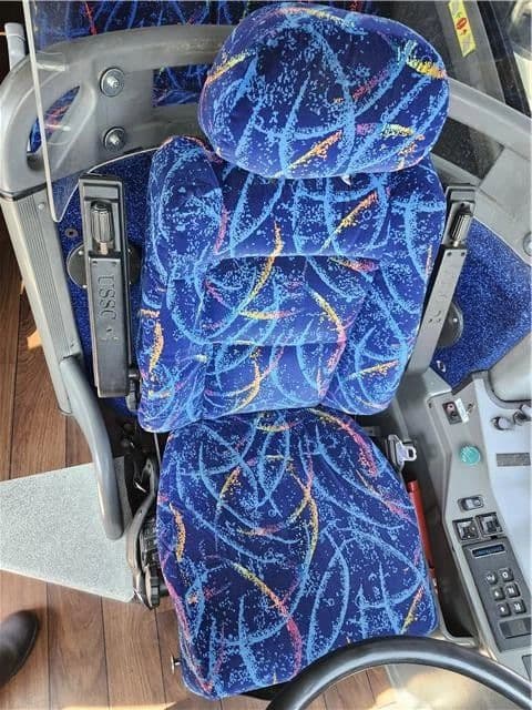 2008 MCI J4500 - Image 11