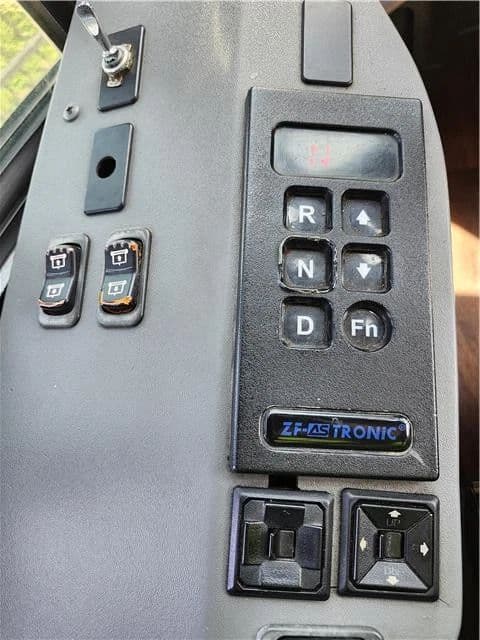 2008 MCI J4500 - Image 13