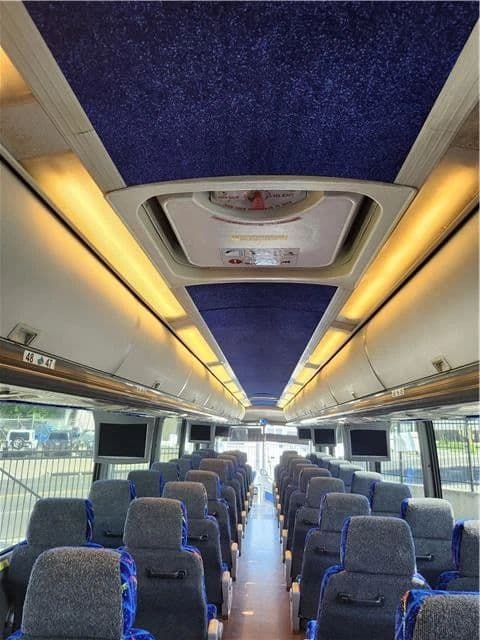 2008 MCI J4500 - Image 16