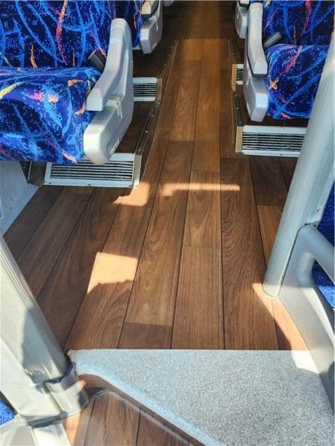 2008 MCI J4500 - Image 18