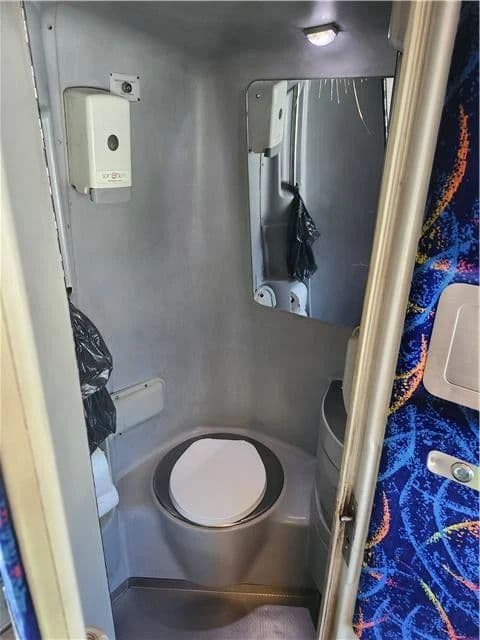 2008 MCI J4500 - Image 19