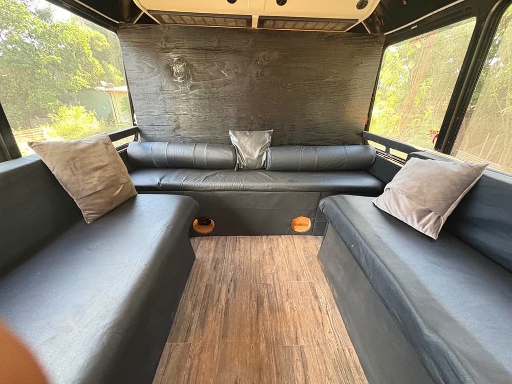 2015 Ford  E450 - Image 15