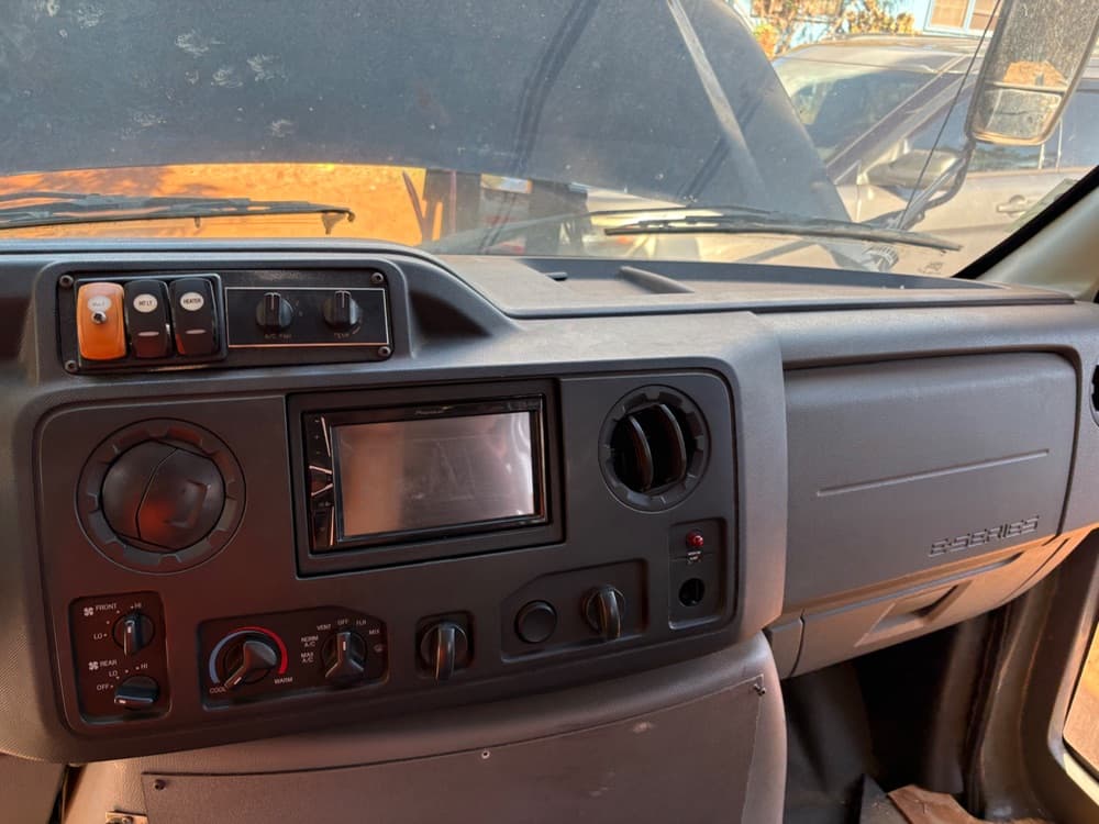 2015 Ford  E450 - Image 13