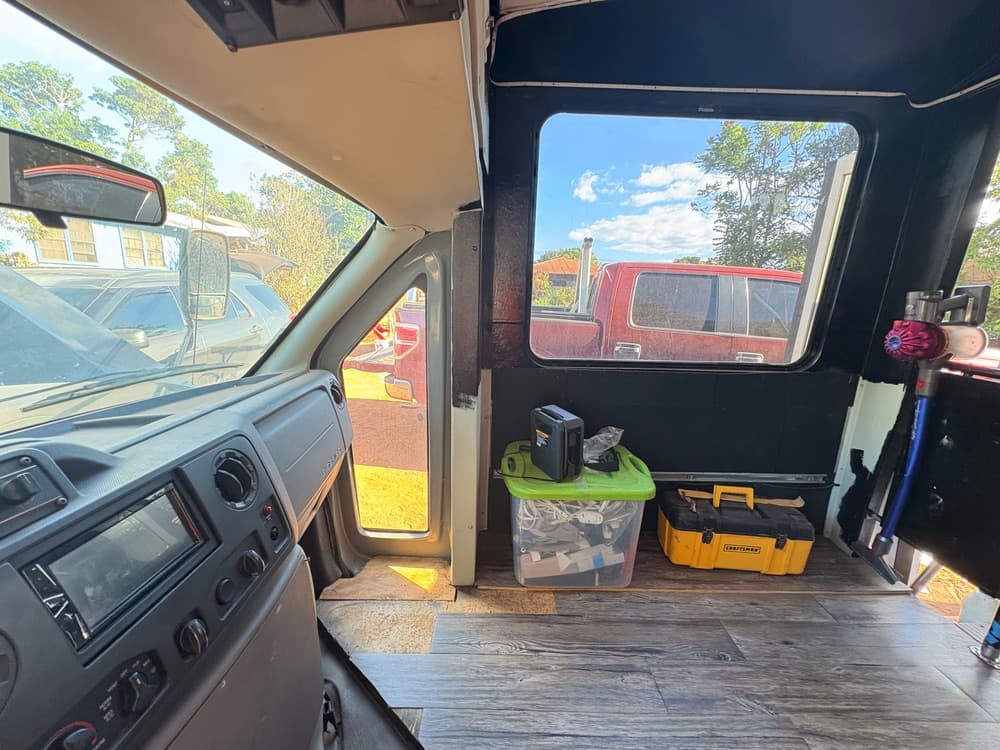 2015 Ford  E450 - Image 12