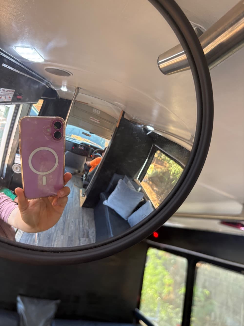 2015 Ford  E450 - Image 4