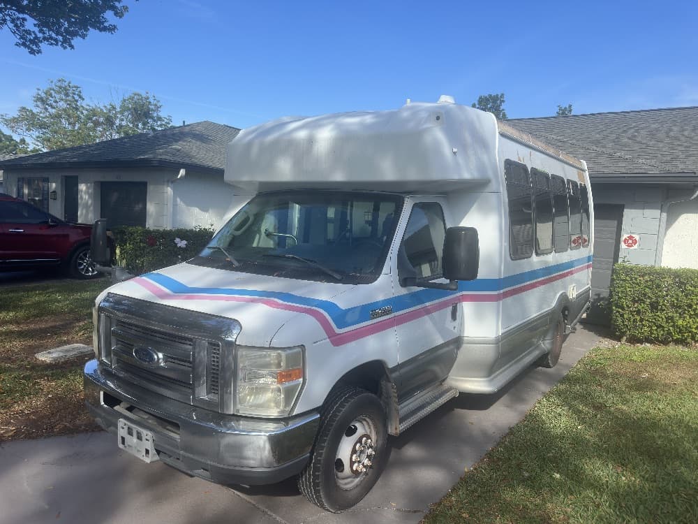 2017 Ford E-450 Super Duty - Image 3