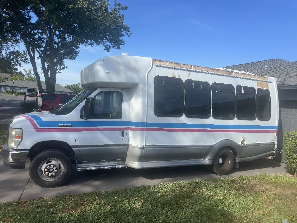 2017 Ford E-450 Super Duty - Image 4