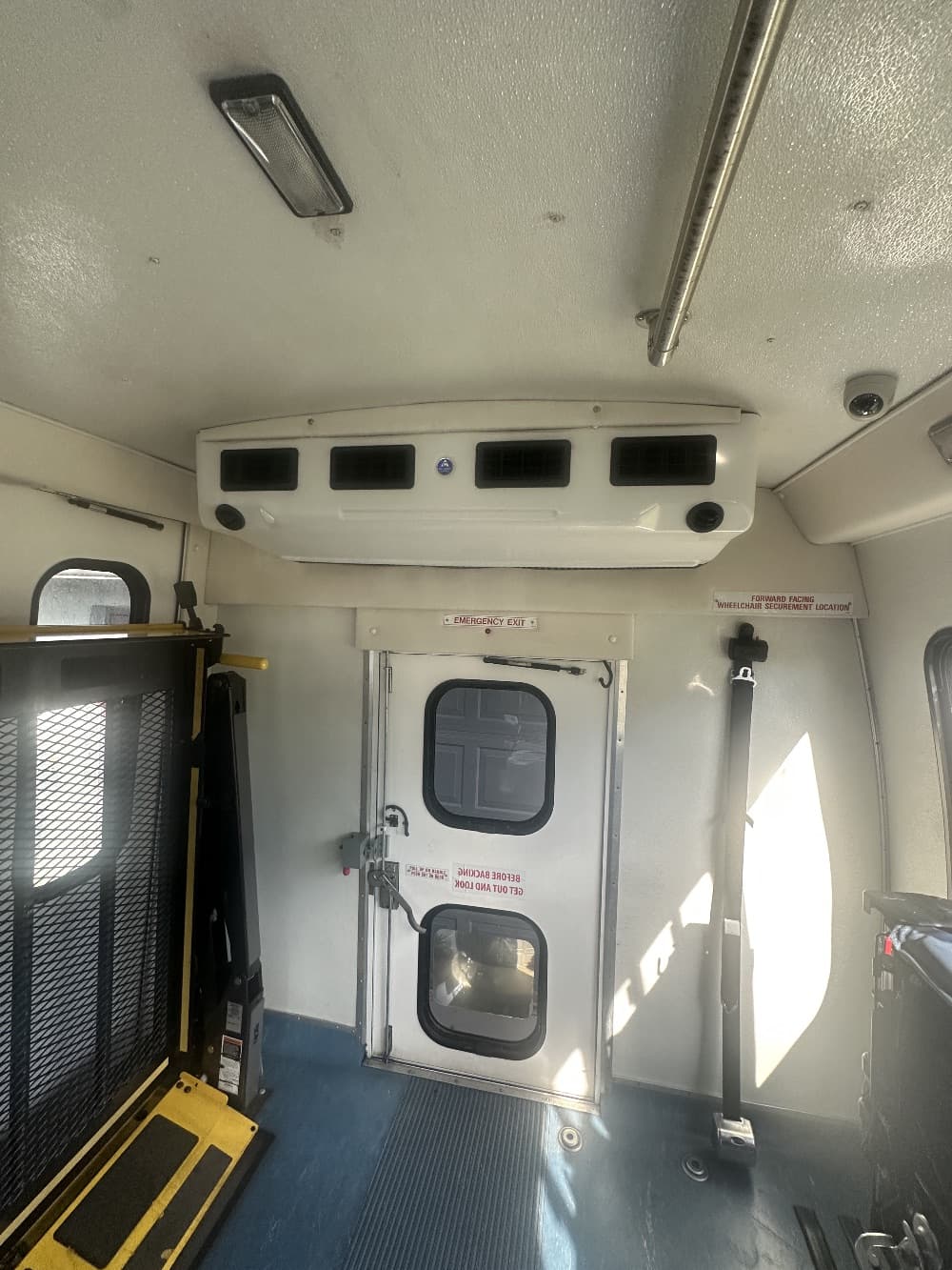 2017 Ford E-450 Super Duty - Image 6