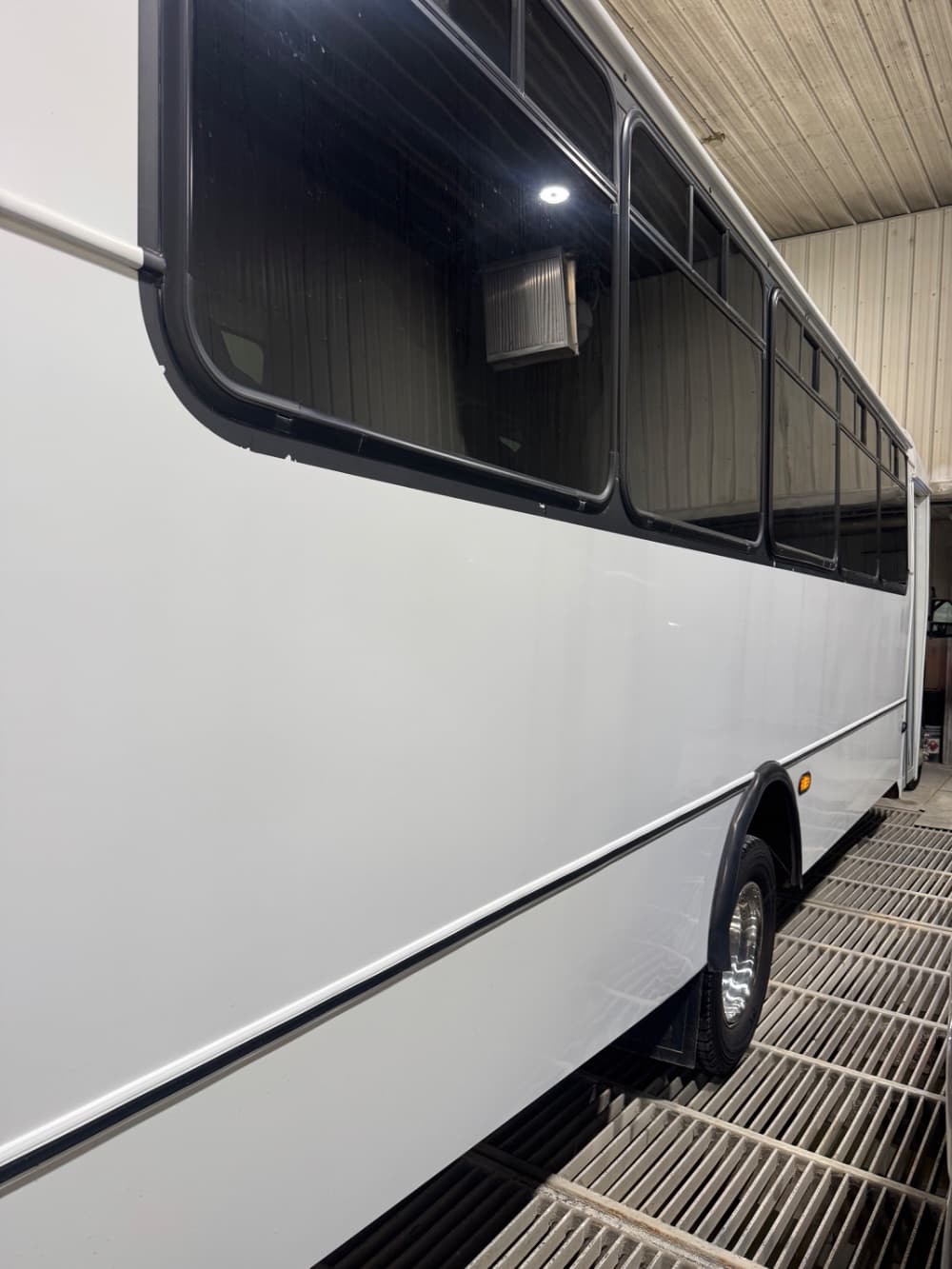 2021 Ford  550  - Image 4