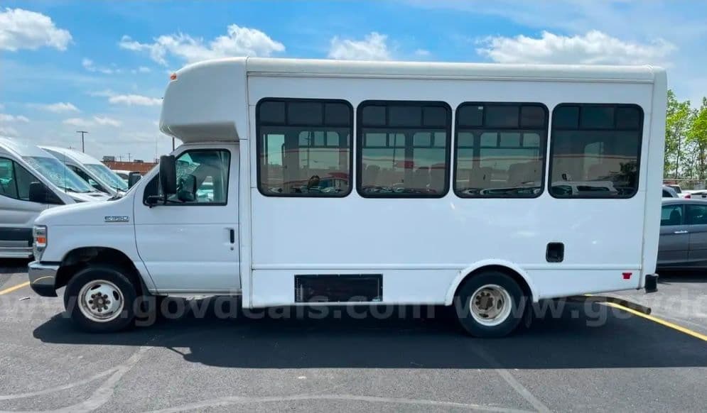 2017 Ford E-350 - Image 2