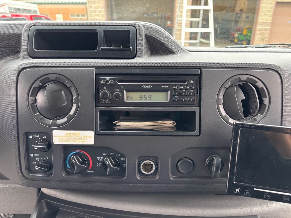 2011 Ford E-450 - Image 14