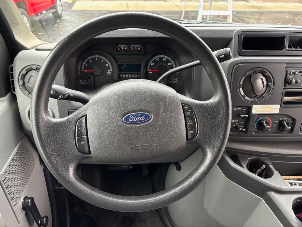 2011 Ford E-450 - Image 12