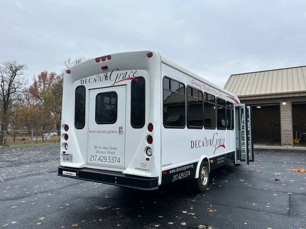 2011 Ford E-450 - Image 2