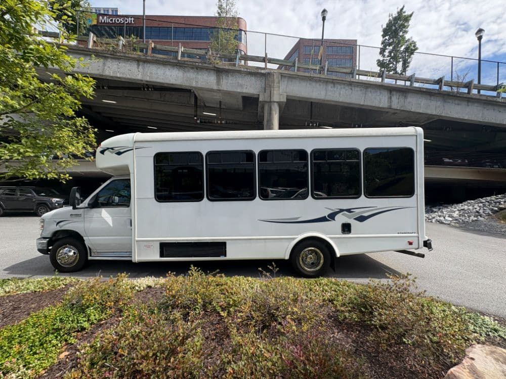 2020 Ford E450 - Image 9