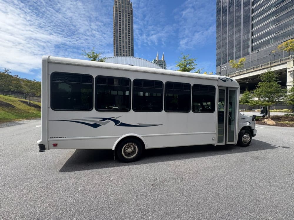 2020 Ford E450 - Image 6