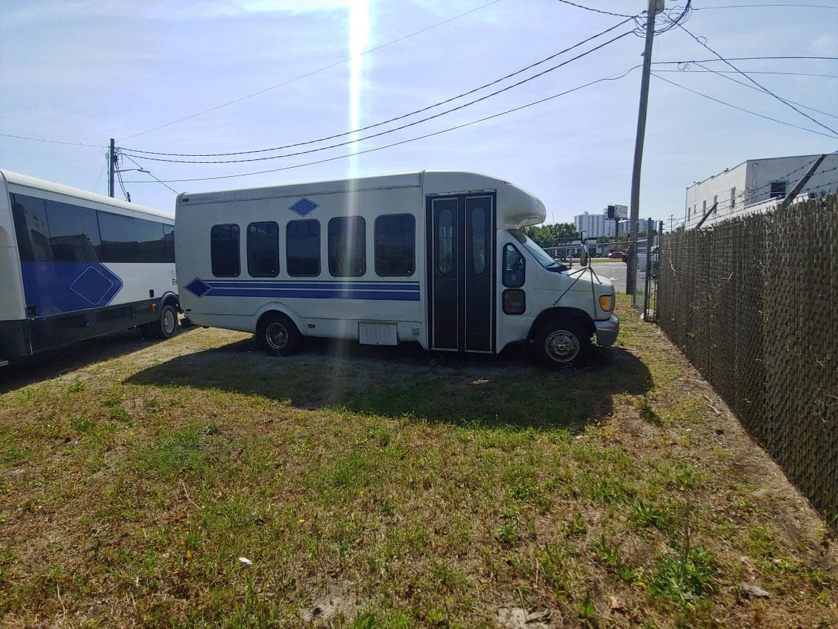 1998 Ford RVC Shuttle Bus - Image 3