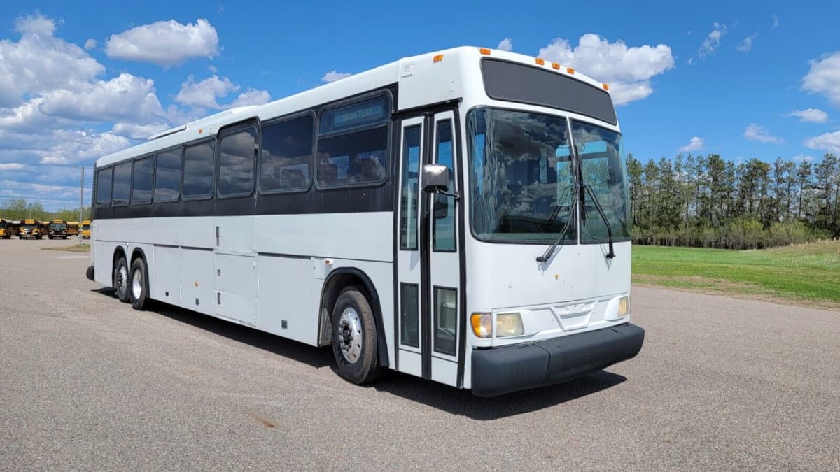 1999 New Flyer Viking Motorcoach - Image 2