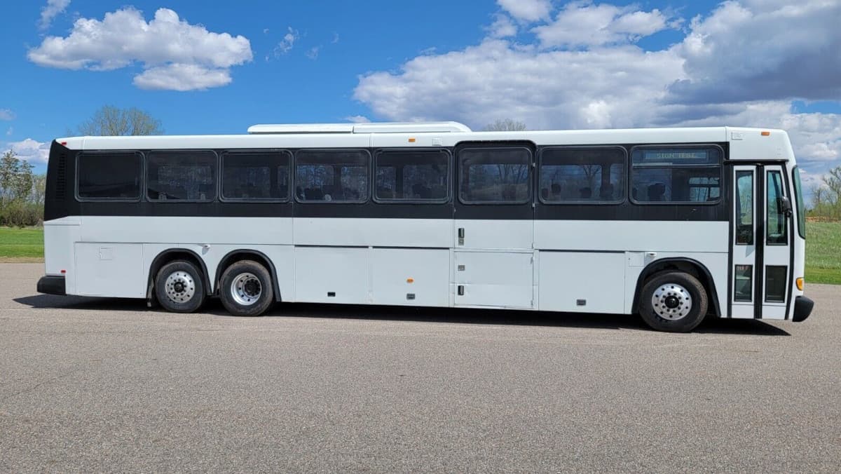 1999 New Flyer Viking Motorcoach - Image 3
