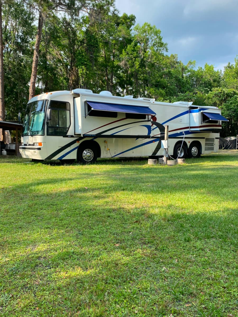2004 Dina Viaggio Motorhome - Image 1