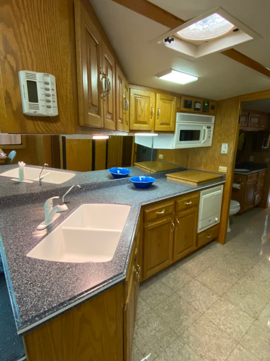 2004 Dina Viaggio Motorhome - Image 7
