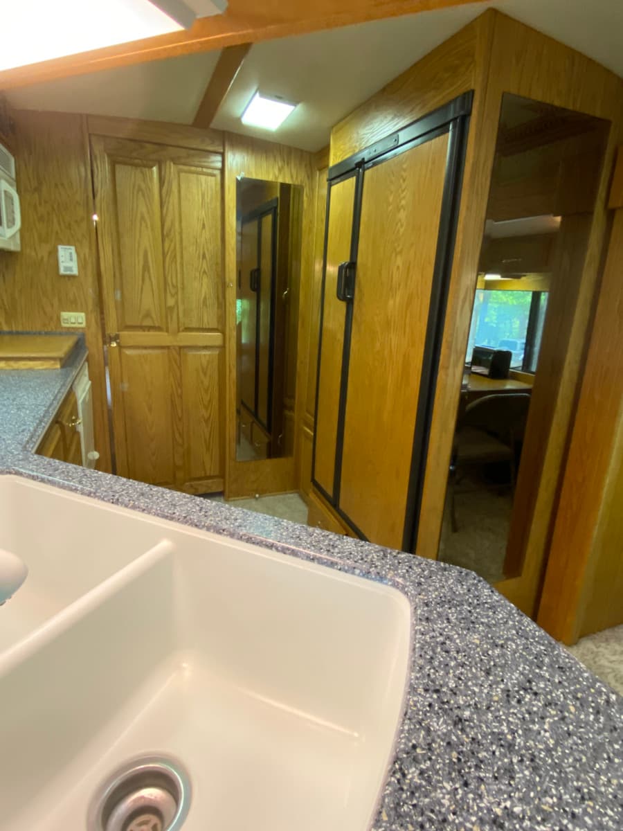 2004 Dina Viaggio Motorhome - Image 8