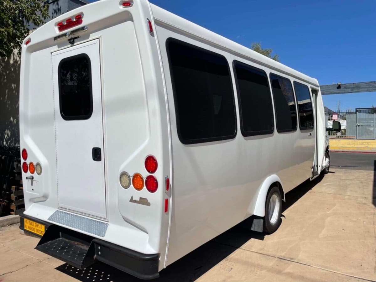 2016 Ford E450 Shuttle Bus - Image 10