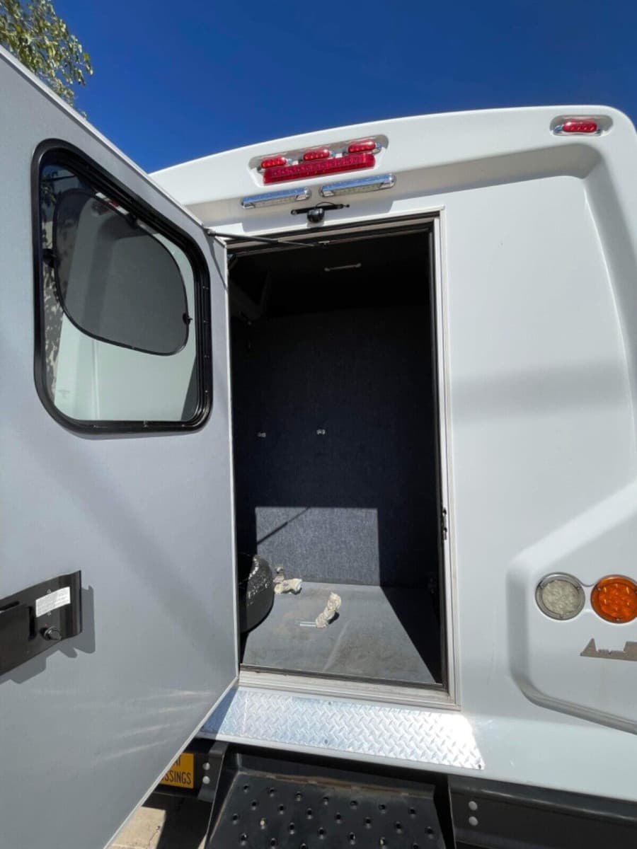 2016 Ford E450 Shuttle Bus - Image 11