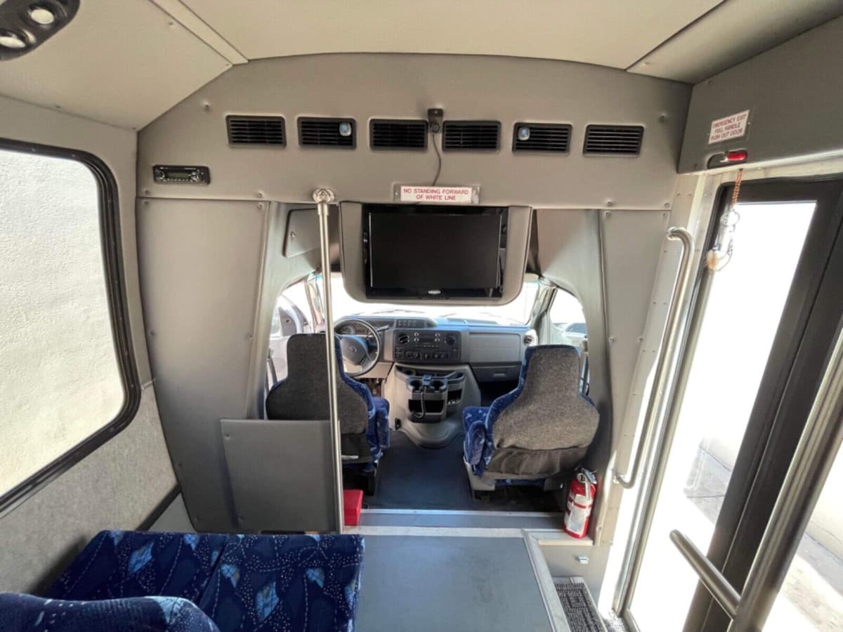 2016 Ford E450 Shuttle Bus - Image 12