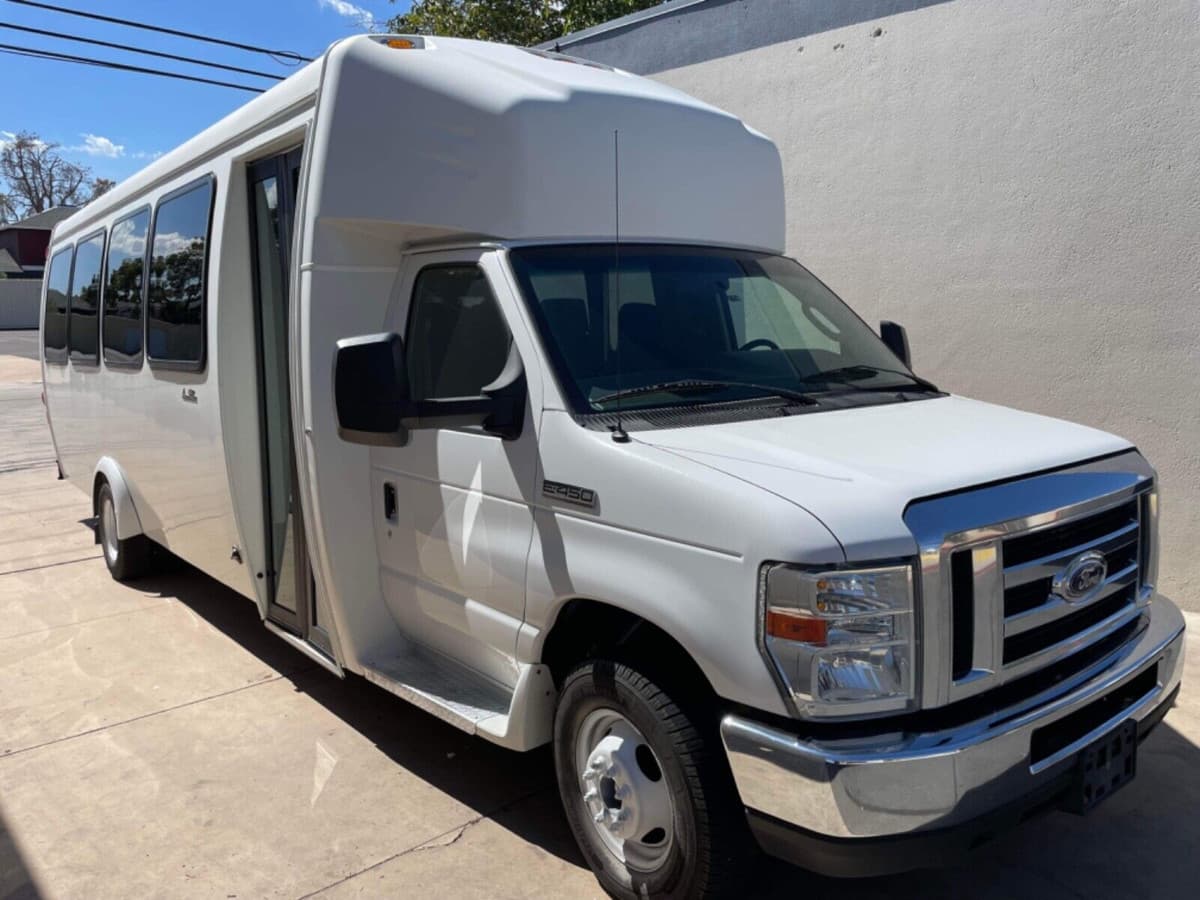 2016 Ford E450 Shuttle Bus - Image 2