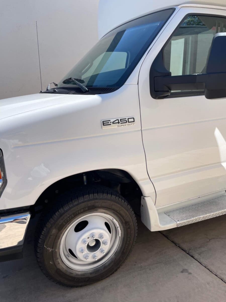 2016 Ford E450 Shuttle Bus - Image 4