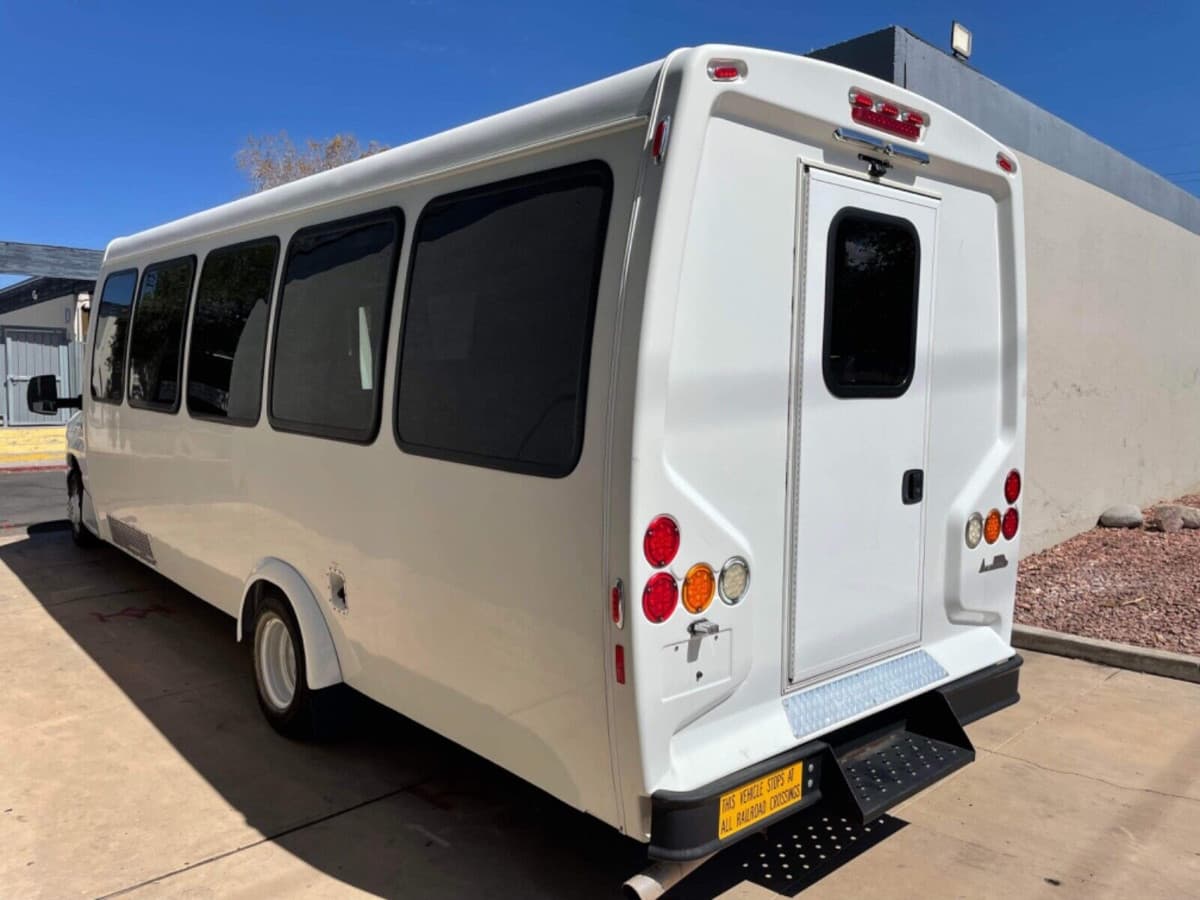 2016 Ford E450 Shuttle Bus - Image 5