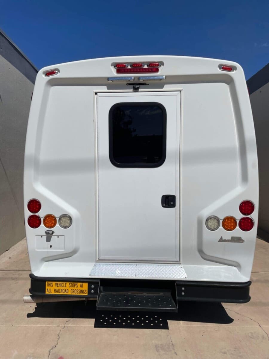 2016 Ford E450 Shuttle Bus - Image 8
