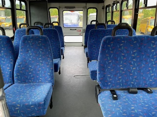 2006 Ford E450 12 Pass Shuttle Bus - Image 5
