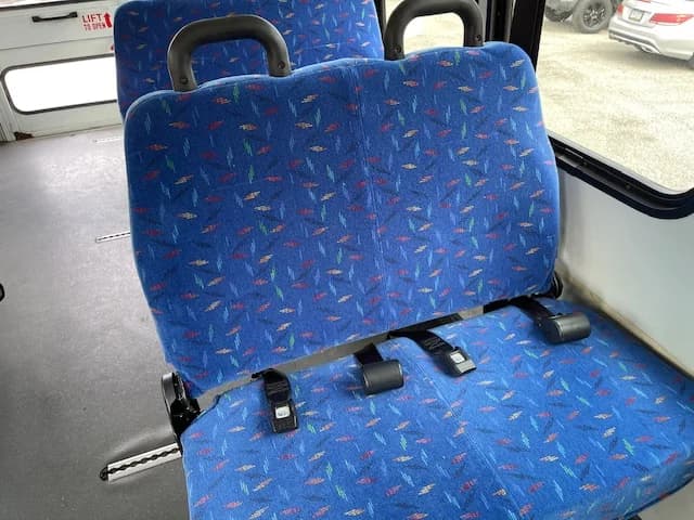 2006 Ford E450 12 Pass Shuttle Bus - Image 6
