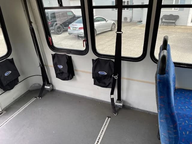 2006 Ford E450 12 Pass Shuttle Bus - Image 7
