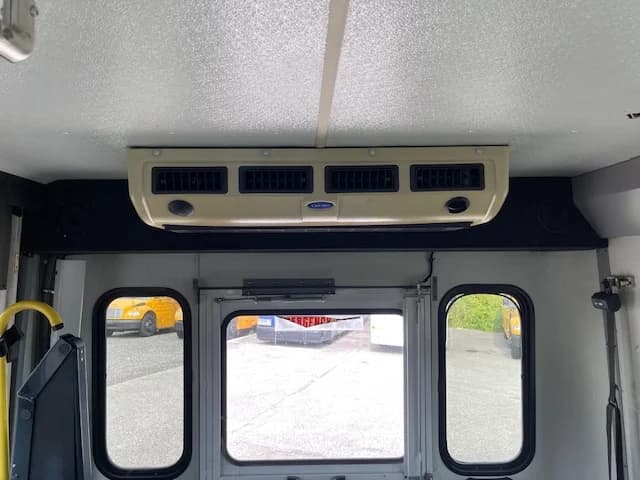 2006 Ford E450 12 Pass Shuttle Bus - Image 12