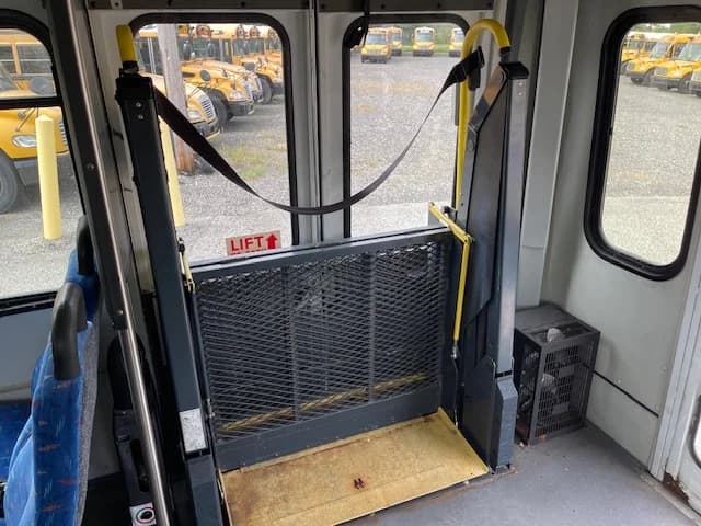 2006 Ford E450 12 Pass Shuttle Bus - Image 26