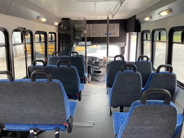 2006 Ford E450 12 Pass Shuttle Bus - Image 8