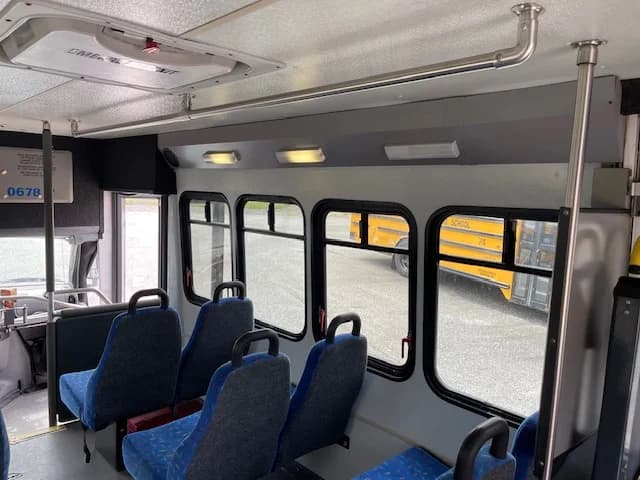 2006 Ford E450 12 Pass Shuttle Bus - Image 9
