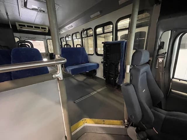 2006 Ford E450 12 Pass Shuttle Bus - Image 10