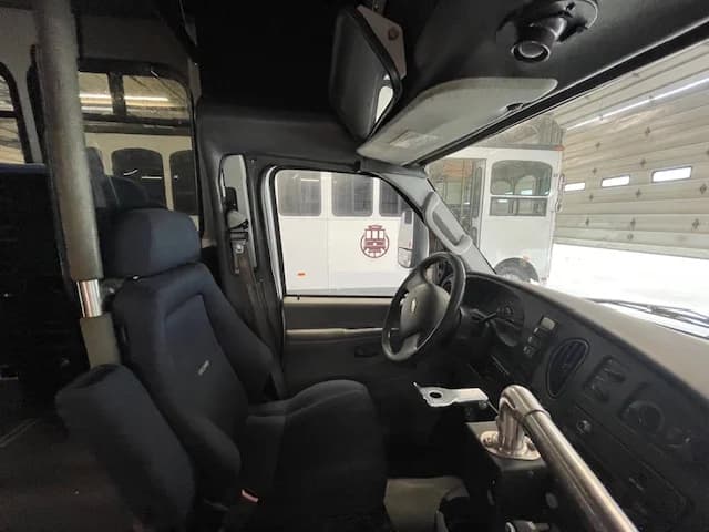 2006 Ford E450 12 Pass Shuttle Bus - Image 11