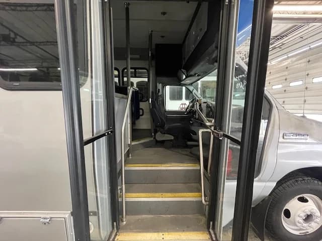 2006 Ford E450 12 Pass Shuttle Bus - Image 14